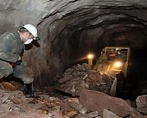 На луганской шахте слесаря засыпало углем