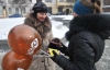 Львів'янам дарували шоколадні батончики за усмішки