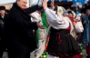 Янукович гуляет: выпил, закусил и пошел танцевать