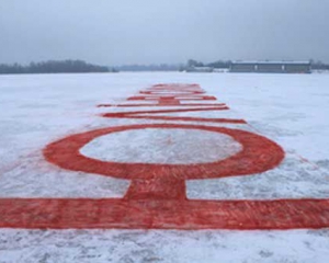 У Києві на замерзлих хвилях Дніпра намалювали &quot;Юлі – волю!&quot;