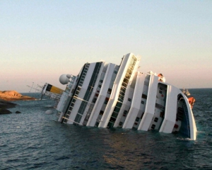 Скалы под &quot;Коста Конкордией&quot; начали рушиться: лайнер скоро окончательно потонет
