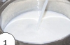 Кипящее молоко створаживают кислым