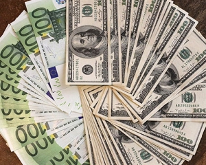 В Украине курс евро набрал 9 копеек на продаже, доллар стабилен