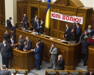 &quot;Бютівці&quot; заблокували трибуну парламенту: &quot;Ми не дамо приватизувати ГТС&quot;