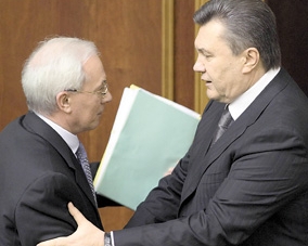 Янукович посоветовался и решил, что Азаров должен &quot;пахать&quot;