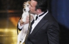 Актер из "Артиста" расцеловал жену и собаку на вручении "Оскара"