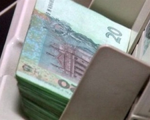 Середня зарплата українців знизилася на 10%