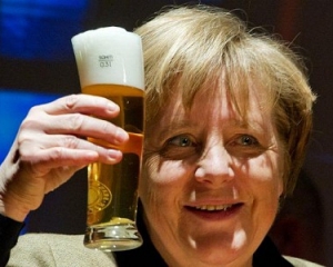 Официант вылил на Ангелу Меркель целых пять бокалов пива