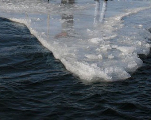 Трое подростков плавали по Днепру на оторванной льдине