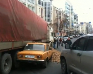 В центре столицы &quot;Жигули&quot; завалило картофелем