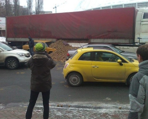 &quot;Жигули&quot; забросали картошкой в Киеве из-а рекламного ролика