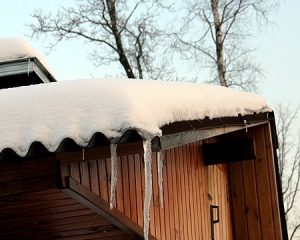 Мокрий сніг завалив дах житлового будинку, проте мешканців не відселяють