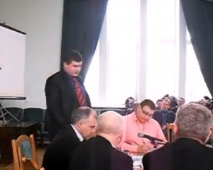 Мэру Нежина на сессии подарили тюремную посуду для &quot;баланды&quot;
