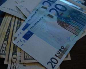Курс евро снизился на 2 копейки, доллар стоит 8,02 гривны - межбанк