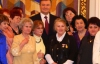 Янукович пообещал поздравить с 8 марта первую учительницу