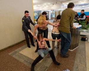 Активистку &quot;Femen&quot; депортировали из России в Украину