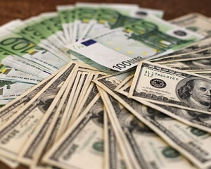 В Украине курс евро потерял 4 копейки, доллар стабилен