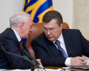 Янукович попередив Азарова: &quot;Ви можете піти з посади в обнімку з Табачником&quot;