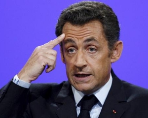 Сын Николя Саркози забросал женщину бильярдными шарами и помидорами
