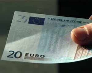 В Україні курс євро знизився на 8 копійок, долар стабільний