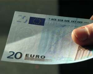 В Украине курс евро снизился на 8 копеек, доллар стабилен