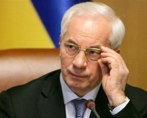 Азаров пообіцяв вирішити "квартирне питання" за десятирічку