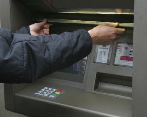 Злодії акуратно поцупили 400 тисяч гривень з банкомату на Вінниччині