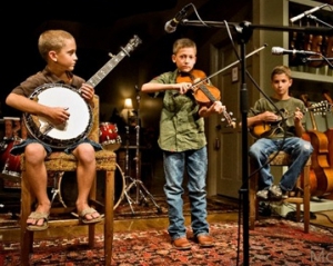 Юні музиканти вражають досвідчених &quot;ветеранів&quot; грою на банджо та скрипці