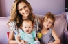 Джессика Альба показала своих дочерей на страницах журнала