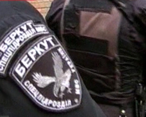 Зґвалтовану Оксану Макар цілодобово охороняє "Беркут"