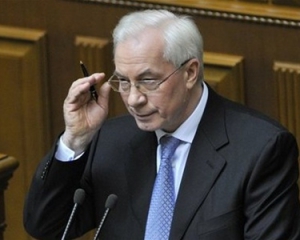 Азаров рассказал депутатам о советских сбережениях и "сбежал" из парламента