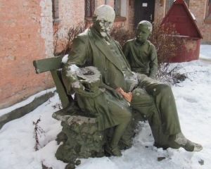В Козятине от 80-летней скульптуры &quot;Ленин и дети&quot; отпилили девочку