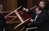 "Вооруженная" стульями оппозиция вновь сорвала заседание Рады