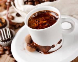 Чорний шоколад із молоком бадьорить вранці краще ніж кава