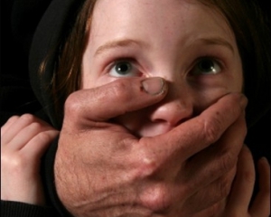 На Сумщині ґвалтівник познущався над 9-річною дівчинкою просто на вулиці