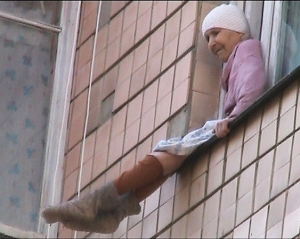 В Ровно 93-летнюю самоубийцу спасли за секунду до падения