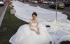 Невесты без границ: в Бухаресте пошили подвенечное платье с самым длинным в мире шлейфом