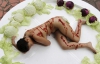 День без мяса: колумбийка уложилась обнаженной на гигантскую тарелку