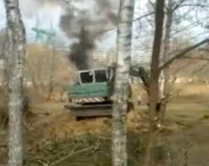 Під Києвом невідомі спалили екскаватор забудовникам