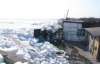 Ледяные глыбы из Азовского моря поломали на берегу заборы и гаражи