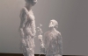 Художник творить скульптури з поліетилену