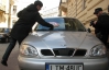 Наглым водителям во Львове клеили наклейки на лобовое стекло