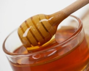 Украинец хотел незаконно накормить россиян медом