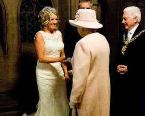 Елизавета ІІ неожиданно пришла на свадьбу парикхмахеров по их шуточному приглашению