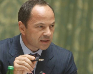 У Азарова решили посоветоваться, можно ли украинцам добавить 45 гривен к пенсии