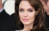 Анджелина Джоли совершенствует свои навыки управления самолетом