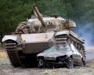 В Новій Зеландії дозволяють сісти в танк та розчавити все,що не подобається
