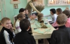 До Великодня в музеї бурштину дітей вчать робити янголів
