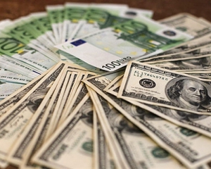 В Украине курс евро снизился на 2 копейки, доллар стабилен
