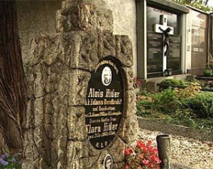 Из-за неонацистов в Австрии ликвидировали могилу родителей Гитлера